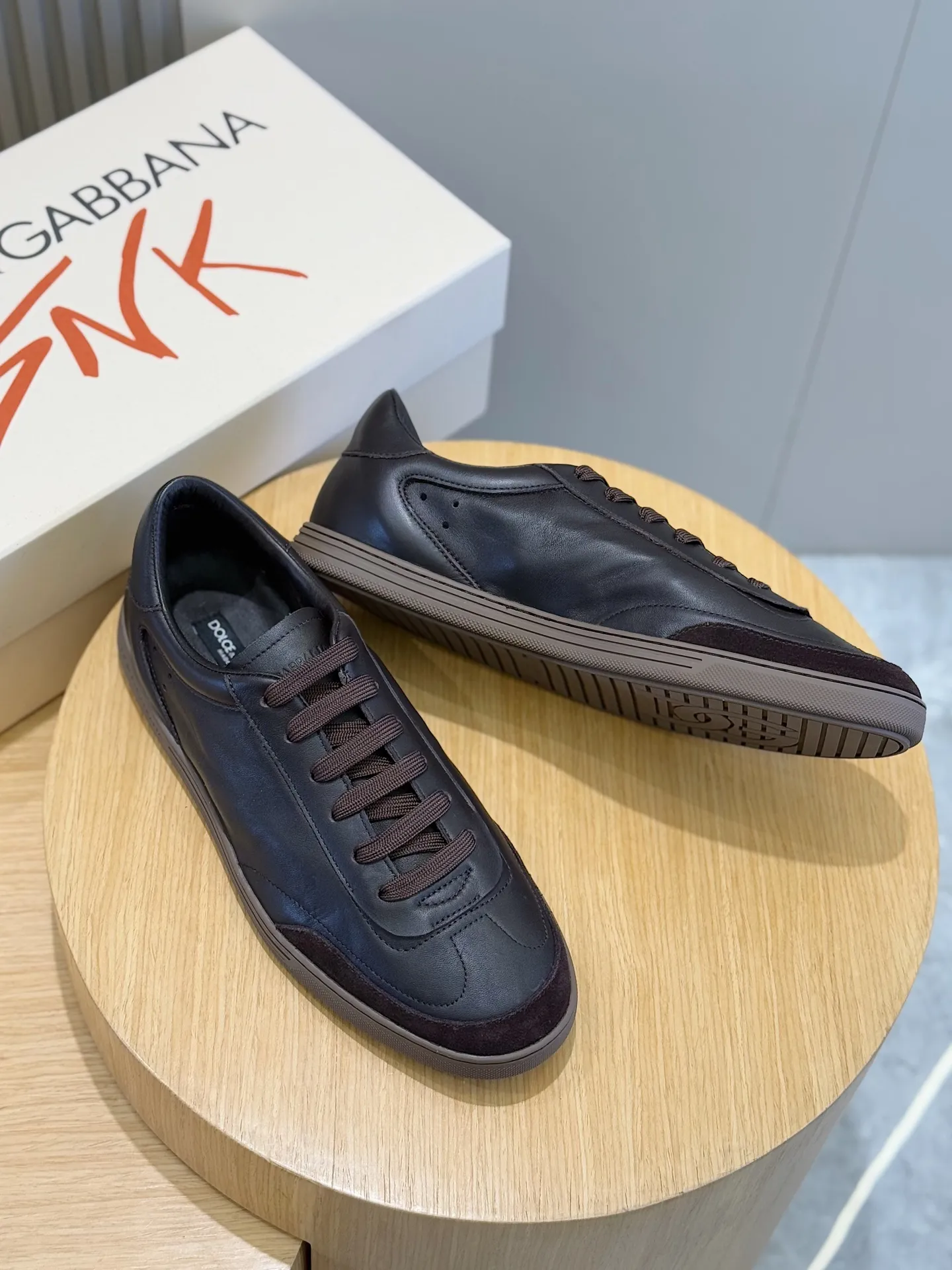 Men's Men's Shoes💰400 [New Style]🐏🐏DG men's calfskin sneakers Portofino Yacht shoes, simple and versatile design, unique saddle leather soles. The Dolce &G logo rear wing is the icing on the cake. Imported cowhide + rubber outsole Size: 39-44 (customized at 38.45)